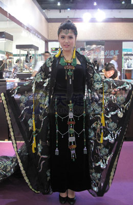 翡翠孔雀衣驚艷亮相首屆腕博會