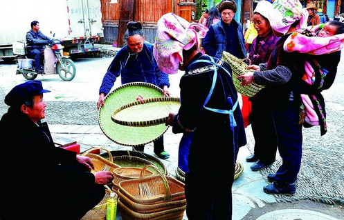 旅游業“催熱”雷山手工藝品市場
