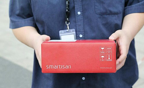 老羅親自送出錘子手機全球第一單