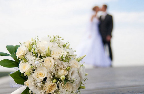 大學(xué)同學(xué)結(jié)婚送什么禮品好