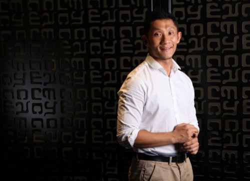 秋眉翡翠嚴軍：智慧與時尚的東方之魅