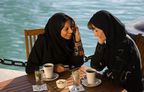 中東女性偏愛手提包頭巾等配飾品